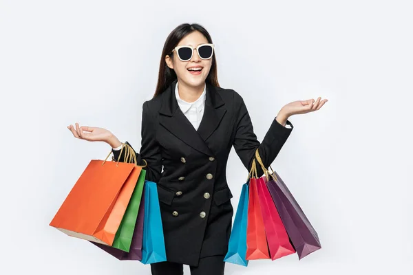 Die Frau Trug Zum Einkaufen Schwarze Kleidung Und Brille Sowie — Stockfoto