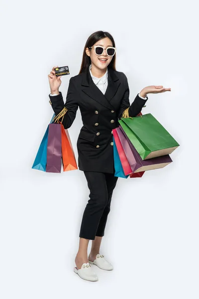 Frauen Schwarz Tragen Brillen Gehen Einkaufen Tragen Kreditkarten Und Jede — Stockfoto