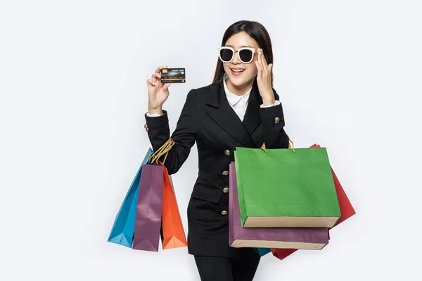 Donne Occhiali Neri Andare Fare Shopping Portare Carte Credito Sacco — Foto Stock