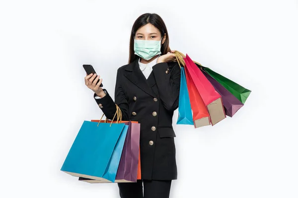 Young Woman Wearing Mask Shopping Her Smartphone — Stock Photo, Image