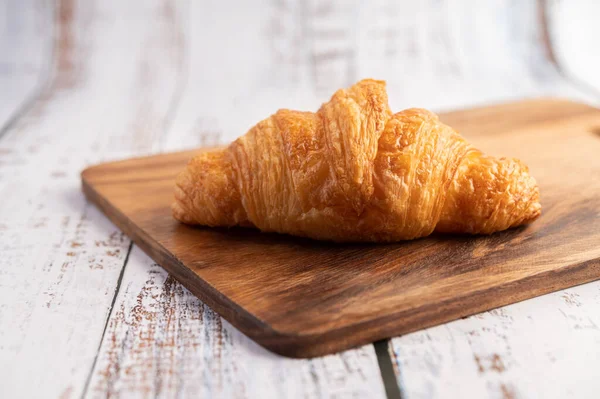 Croissants Uma Placa Corte Madeira Foco Seletivo — Fotografia de Stock