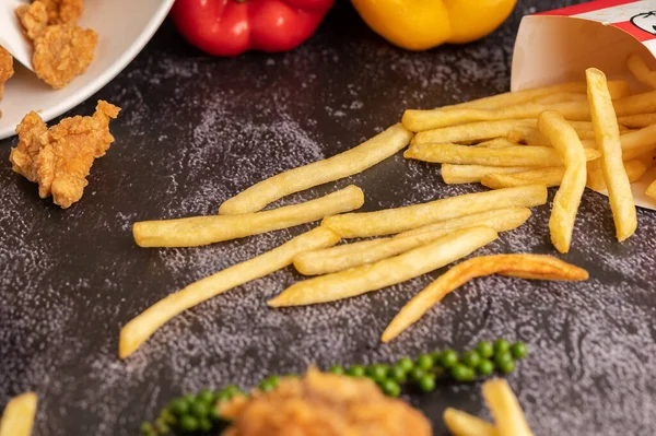 Pollo Fritto Patatine Fritte Sul Pavimento Cemento Nero — Foto Stock