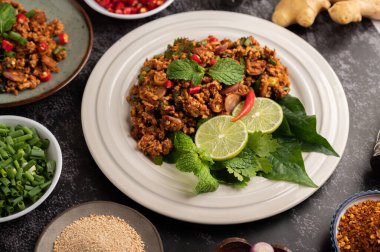 Beton zeminde taze biberli ve domatesli siyah tabakta dilimlenmiş bir Krachai.