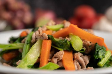 Beyaz tabakta kızarmış lahana ve kıymalı havuç. Seçici odak.