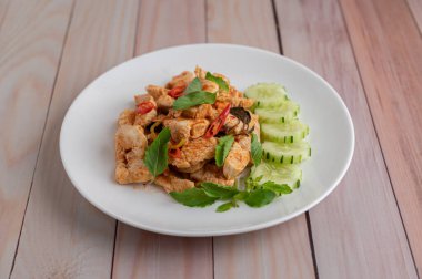 Ahşap zeminde tavukla kızarmış acı biber ezmesi karıştırın..