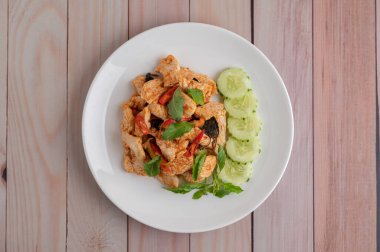 Ahşap zeminde tavukla kızarmış acı biber ezmesi karıştırın..