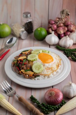 Kutsal Basil Kızarmış Pirinç, Tavuk Kalbi ve Kızarmış Yumurta Beyaz Tahta Yerde.