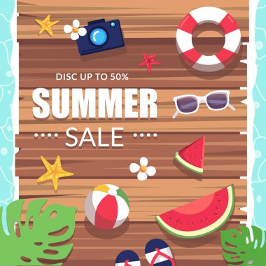 Yaz zamanı. Rıhtımın denize açılan hava görüntüsü. Köprüde yüzme yüzükleri, güneş gözlükleri, kamera, karpuzlar, plaj topları, parmak arası terlikler, denizyıldızı ve çiçekler var. Kumsal ağaçlarla kaplıdır.. 