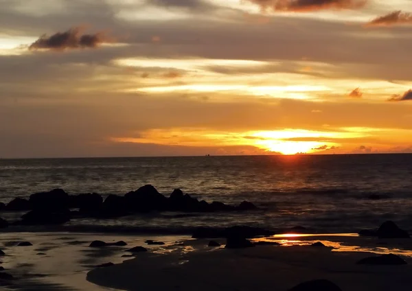 Beautiful beach - the beach on a tropical island , sunset over the sea — Stock Photo, Image