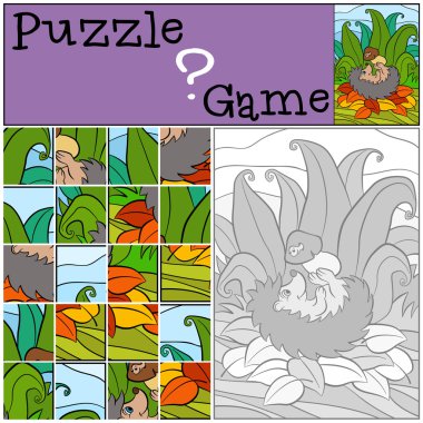 Küçük sevimli kirpi bir mantar içinde paws tutar..