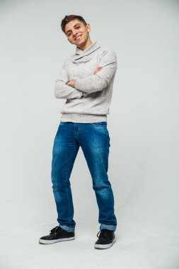 arka plan beyaz erkek sweatshirt ve kot pantolon