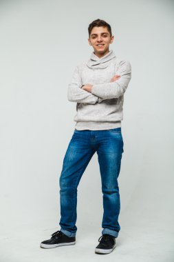 arka plan beyaz erkek sweatshirt ve kot pantolon