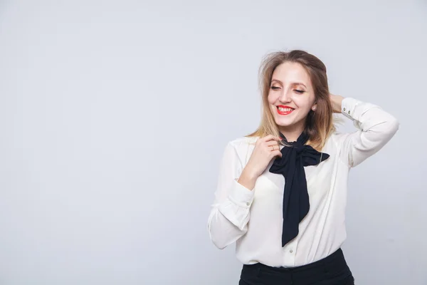 白い背景の上の若い美しい女性実業家 — ストック写真