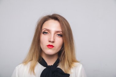 güzel sarışın beyaz arka plan duygular portresi