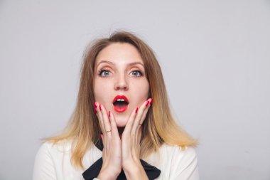 güzel sarışın beyaz arka plan duygular portresi