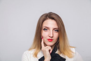 güzel sarışın beyaz arka plan duygular portresi