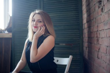 Gülümseyen kadın telefonu konuşurken. Güzel kız yüz portre akşam ile