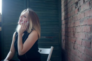 Gülümseyen kadın telefonu konuşurken. Güzel kız yüz portre akşam ile