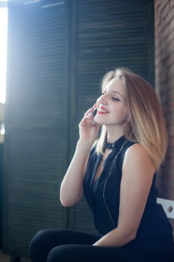 Gülümseyen kadın telefonu konuşurken. Güzel kız yüz portre akşam ile