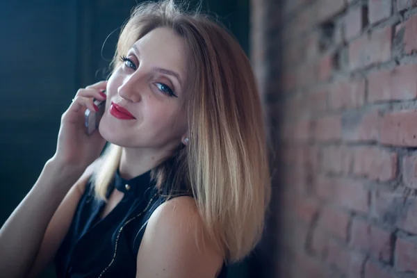 Una donna sorridente che parla al telefono. Bella ragazza viso ritratto con sera — Foto Stock