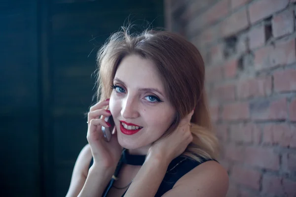 Una donna sorridente che parla al telefono. Bella ragazza viso ritratto con sera — Foto Stock