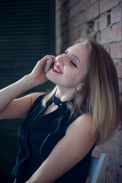 Una donna sorridente che parla al telefono. Bella ragazza viso ritratto con sera — Foto Stock