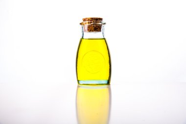 bir kapak ile şeffaf şişede sarı yağ