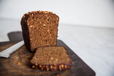 Siyah ekmek kesme tahtası üzerinde ayçiçeği tohumu ile