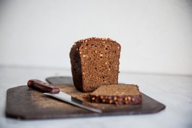 Siyah ekmek kesme tahtası üzerinde ayçiçeği tohumu ile