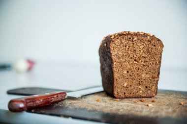 Siyah ekmek kesme tahtası üzerinde ayçiçeği tohumu ile