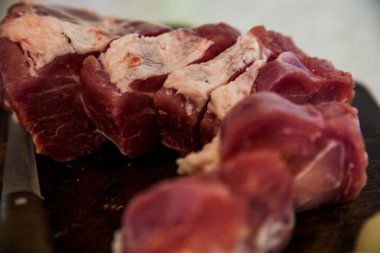 kesilmiş et, soğan ve Ahşap doğrama tahtası üzerinde çelik bıçak