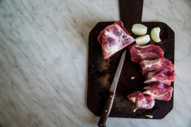 kesilmiş et, soğan ve Ahşap doğrama tahtası üzerinde çelik bıçak