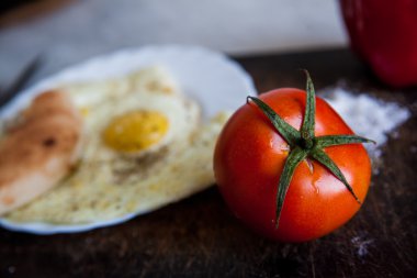 sahanda yumurta ve domates çatal ve bıçak ile plaka closeup