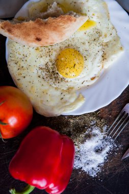sahanda yumurta ve domates çatal ve bıçak ile plaka closeup
