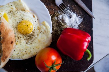 sahanda yumurta ve domates çatal ve bıçak ile plaka closeup