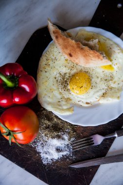 sahanda yumurta ve domates çatal ve bıçak ile plaka closeup