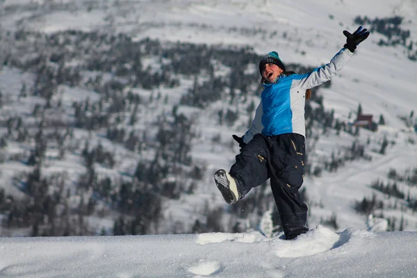 Mutlu kadın kış dağlar aktif erkek doğanın keyfini atlama, — Stok fotoğraf