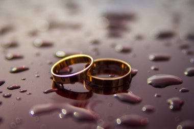 Alyans su damlaları bir arka plan üzerinde