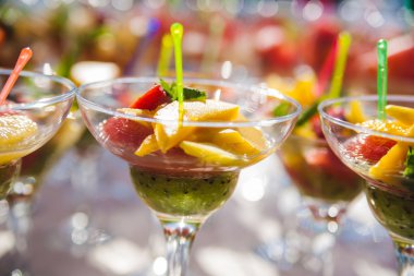 İçki smoothies dört yaz çilek, böğürtlen, kivi, ahşap masa ahududu.