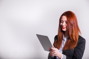 Kırmızı işkadını beyaz bitti izole tablet gösterilen