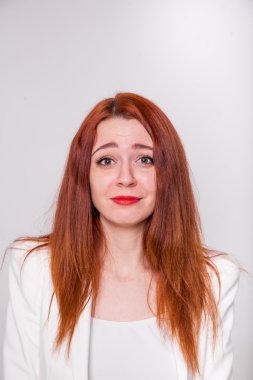 Kızıl saçlı, beyaz izole olan çekici bir kadın portresi