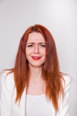 Kızıl saçlı, beyaz izole olan çekici bir kadın portresi