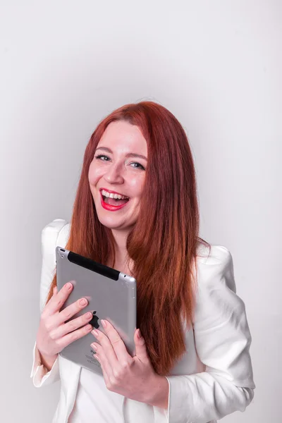 Empresária vermelho segurando tablet e mostrando polegares isolados sobre branco — Fotografia de Stock