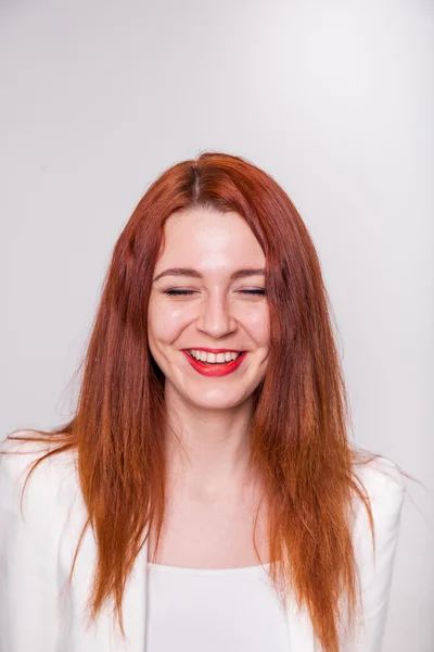 Porträtt av en ung attraktiv kvinna med rött hår, isolerad på vit — Stockfoto