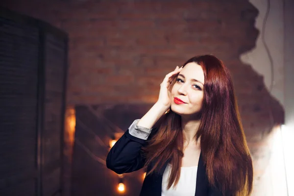 La ragazza con i capelli rossi contro le luci di sfondo — Foto Stock