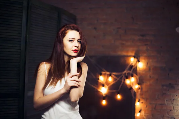 La chica con el pelo rojo contra las luces de fondo — Foto de Stock