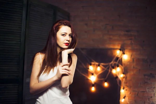 La chica con el pelo rojo contra las luces de fondo — Foto de Stock