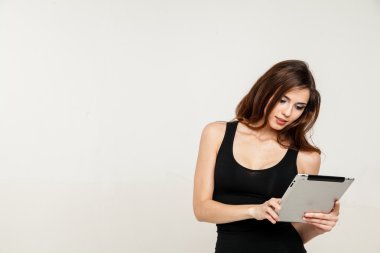 tablet pc biute tutan genç kadın