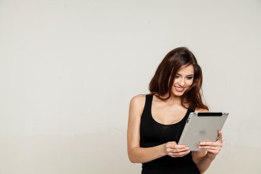 tablet pc biute tutan genç kadın