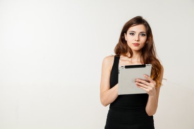 tablet pc biute tutan genç kadın